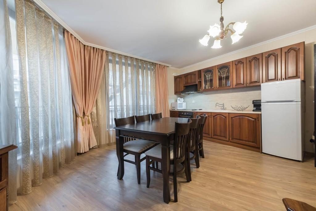 Vazov Residence , Two Bedroom Top Centre Apartment Варна Екстер'єр фото