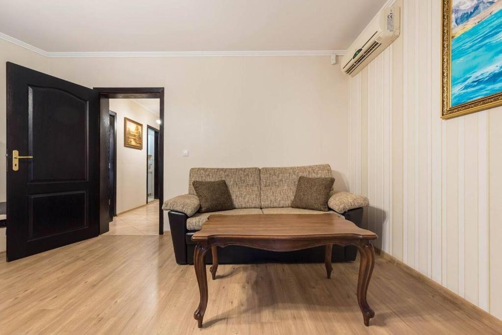 Vazov Residence , Two Bedroom Top Centre Apartment Варна Екстер'єр фото